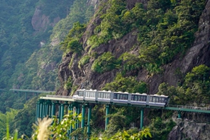 Treni navetta lungo il pendio offrono un'esperienza di viaggio senza pari nella Cina orientale