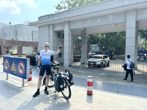 Il viaggio in bici da Amsterdam a Shanghai del professore della Tongji University