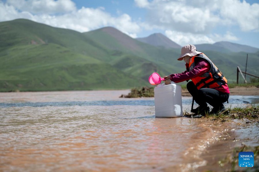 Scienziati raccolgono campioni durante una spedizione per studiare le risorse idriche e l'ambiente ecologico nell'area di Sanjiangyuan, nella provincia del Qinghai, nella Cina nord-occidentale. (23 luglio 2024 - Xinhua/Wu Zhizun)