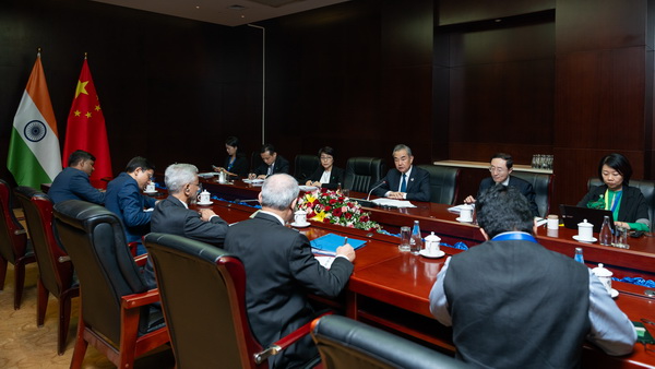 Incontro tra Wang Yi e il Ministro degli Esteri indiano