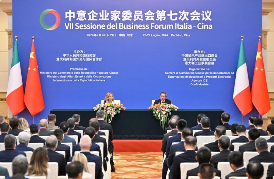 Il premier cinese Li Qiang e la Presidente del Consiglio italiana Giorgia Meloni partecipano alla cerimonia di apertura della VII Sessione del Business Forum Italia-Cina, presso la Grande Sala del Popolo a Beijing, capitale della Cina. (28 luglio 2024 - Xinhua/Yue Yuewei)