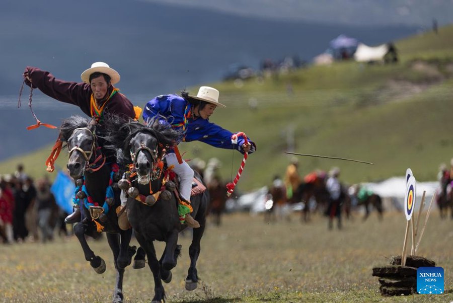 Cavalieri dimostrano le sue abilità in un ippodromo nella Contea di Litang, nella Prefettura Autonoma Tibetana di Garze, provincia del Sichuan. (30 luglio 2024 – Xinhua/Jiang Hongjing)