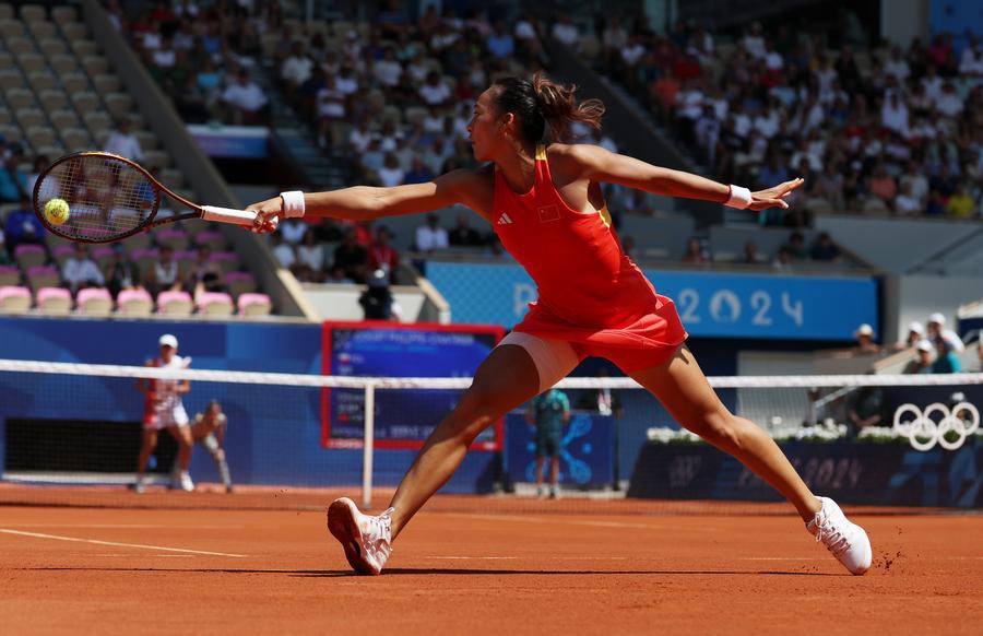 La cinese Zheng Qinwen scrive la storia raggiungendo la finale olimpica di tennis