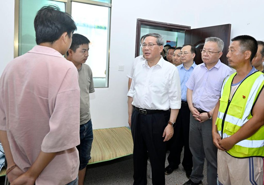 Il premier cinese Li Qiang, visita un sito di ricollocazione nel borgo di Zhoumensi, nella provincia centrale cinese dello Hunan. (1 agosto 2024 - Xinhua/Yue Yuewei)