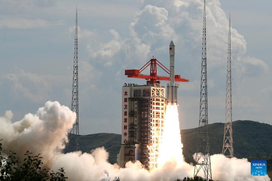 Un razzo vettore Long March-6 modificato trasportante un nuovo gruppo di satelliti decolla dal Taiyuan Satellite Launch Center nella provincia dello Shanxi, nella Cina settentrionale. (6 agosto 2024 - Xinhua/Zheng Bin)