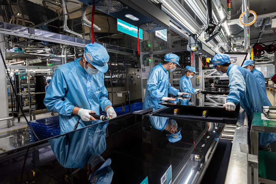 Operai specializzati producono televisori in una fabbrica Hisense. Foto fornita dall'intervistato