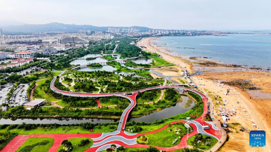 Un sentiero lungo la costa nella città di Rizhao, nella provincia cinese orientale dello Shandong. (8 agosto 2024 – Xinhua/Guo Xulei)