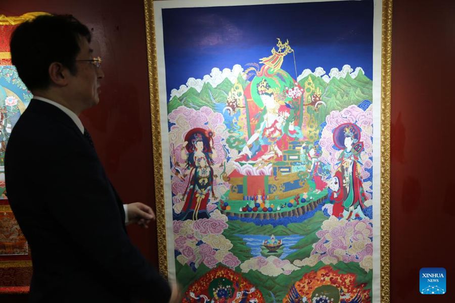 Liu Jingtao, un artista cinese della provincia dello Hubei, nella Cina centrale, presenta una delle sue opere in una mostra a New York City, negli Stati Uniti. (15 agosto 2024 - Xinhua/Liu Yanan)