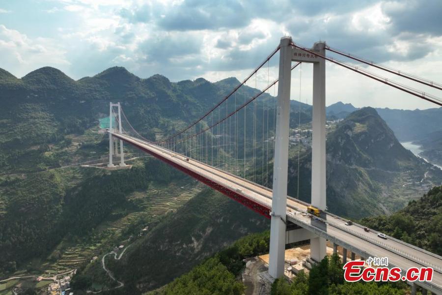 Guizhou, costruzione del grande ponte sul fiume Tongzi prossima al completamento