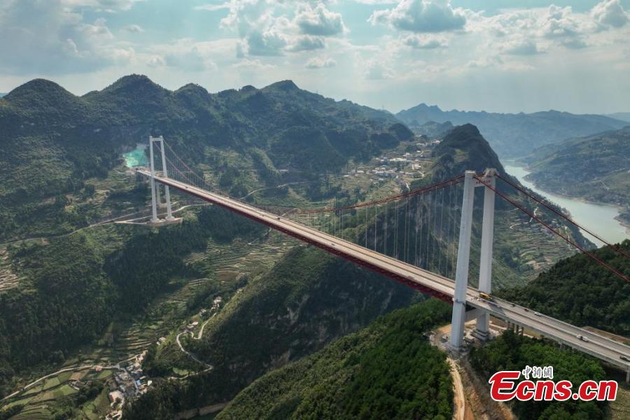 Guizhou, costruzione del grande ponte sul fiume Tongzi prossima al completamento