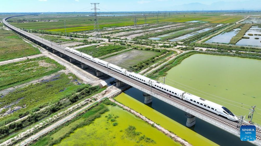 Un treno EMU conduce un'esercitazione di simulazione di guasto sulla sezione Huinong-Yinchuan della ferrovia ad alta velocità Baotou-Yinchuan, nella città di Shizuishan, nella regione autonoma Hui del Ningxia nel nord-ovest della Cina. (19 agosto 2024 – Xinhua/Feng Kaihua) 