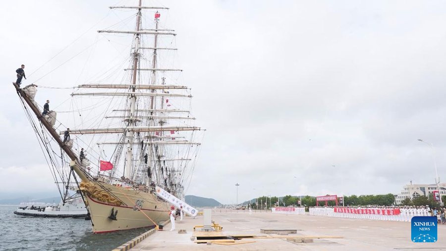 La prima nave scuola a vela della marina cinese, Po Lang, pronta a salpare da un porto militare a Dalian, nella provincia del Liaoning, nella Cina nord-orientale. (20 agosto 2024 - Chen Jianan/Xinhua)