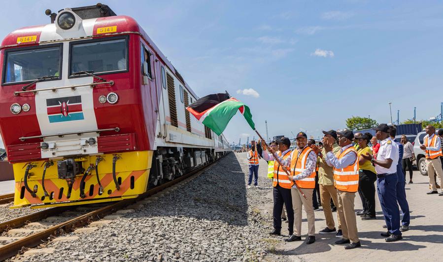 Mohamed Daghar (a destra, davanti), segretario principale del Ministero delle Strade e dei Trasporti del Kenya, saluta le nuove carrozze passeggeri fornite dalla Cina nella città portuale di Mombasa, in Kenya. (22 luglio 2024 - Joy Nabukewa/Xinhua)