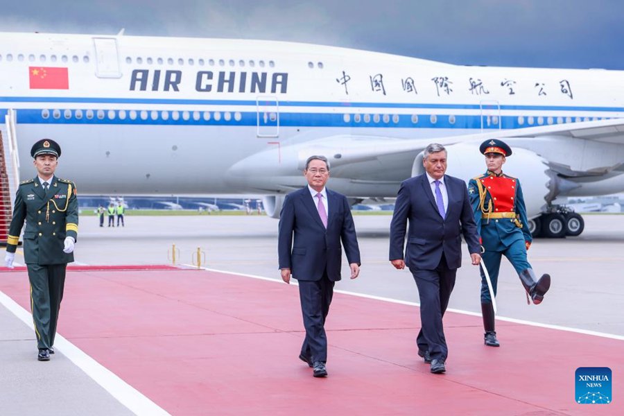 Il premier cinese Li Qiang, accompagnato da alti funzionari del governo russo, passa in rassegna la guardia d'onore durante una cerimonia di benvenuto all'aeroporto Vnukovo di Mosca, Russia. (20 agosto 2024 - Xinhua/Liu Bin)