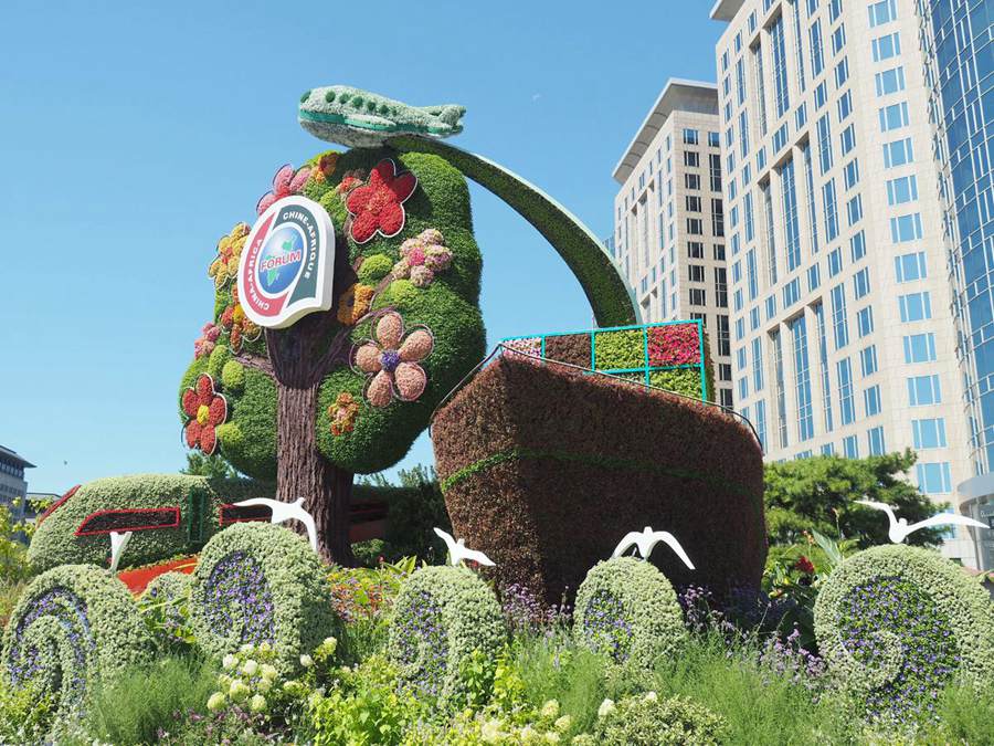 Aiuole a tema decorate sul viale Chang'an di Beijing, accogliendo il summit del Forum sulla cooperazione Cina-Africa