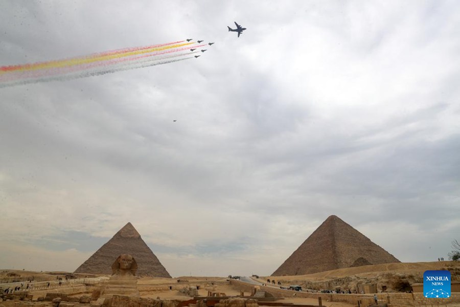 Aerei dell'aeronautica cinese in Egitto per spettacolo aereo