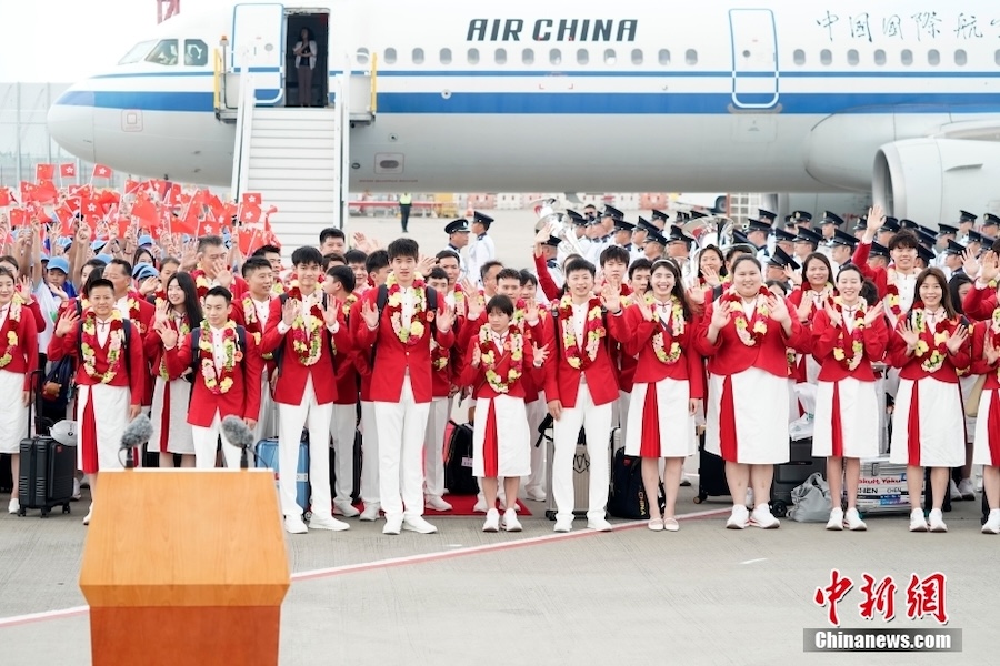 Campioni olimpici cinesi arrivano a Hong Kong per una visita di tre giorni