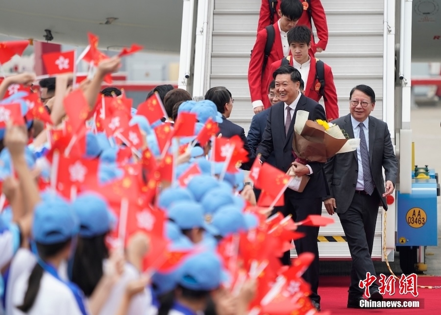 Campioni olimpici cinesi arrivano a Hong Kong per una visita di tre giorni