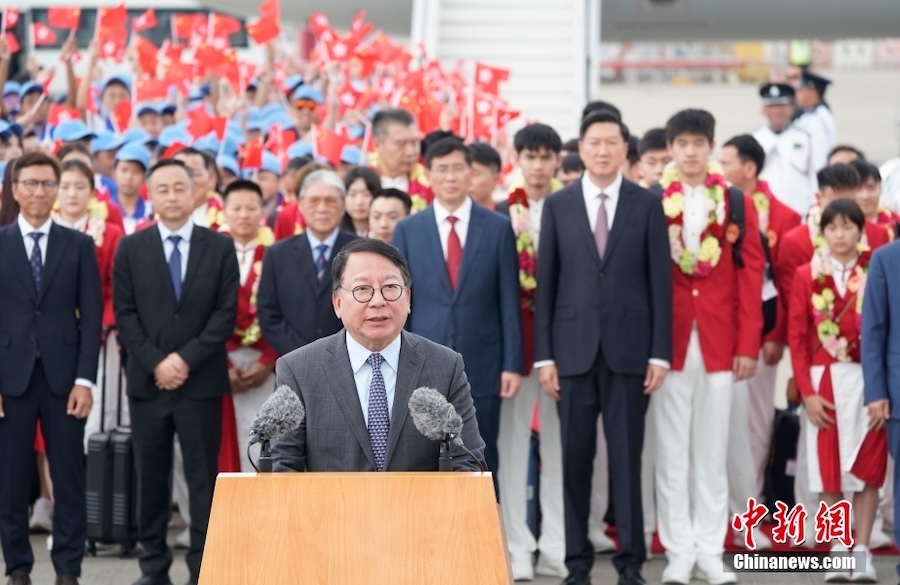 Campioni olimpici cinesi arrivano a Hong Kong per una visita di tre giorni