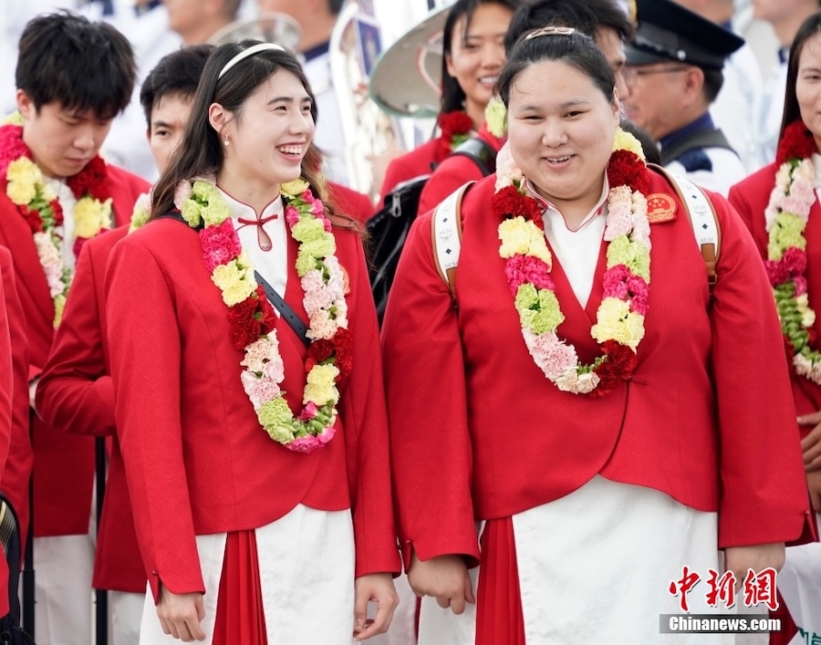 Campioni olimpici cinesi arrivano a Hong Kong per una visita di tre giorni