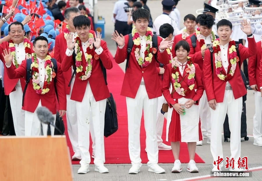 Campioni olimpici cinesi arrivano a Hong Kong per una visita di tre giorni