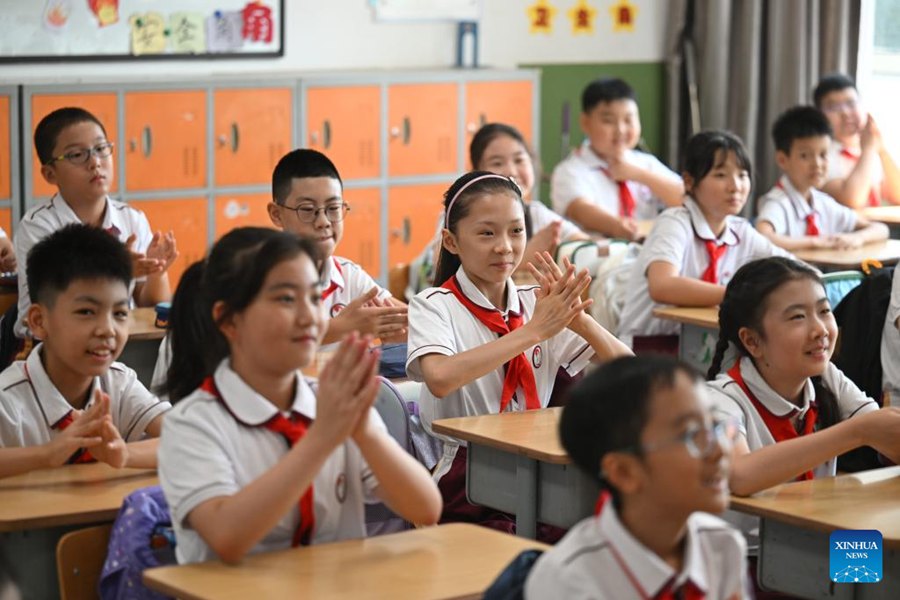 Studenti assistono a una lezione in una scuola elementare a Tianjin. (1 settembre 2024 – Xinhua/Sun Fanyue)