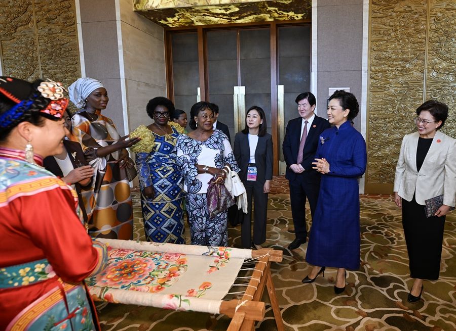 Peng Liyuan partecipa alla Conferenza tematica sull'educazione femminile del Summit FOCAC