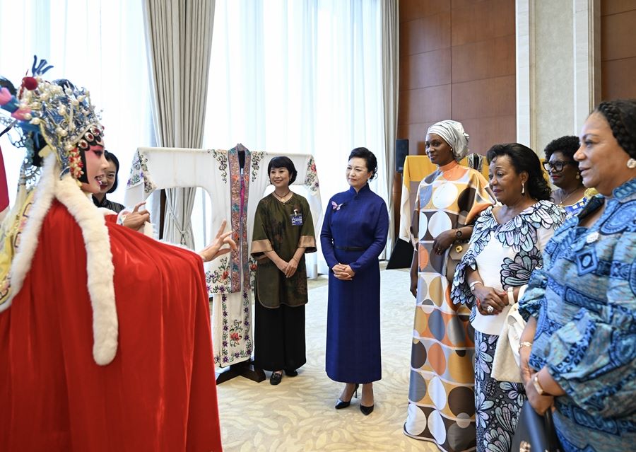 Peng Liyuan partecipa alla Conferenza tematica sull'educazione femminile del Summit FOCAC