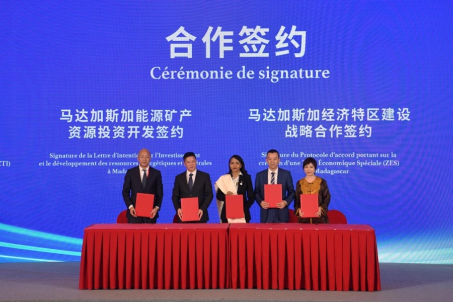 Rappresentanti dell'industria di Cina e Madagascar firmano contratti di progetto di cooperazione durante la tavola rotonda sullo sviluppo economico Cina-Madagascar 2024. (5 settembre 2024 - Quotidiano del Popolo/Weng Qiyu)