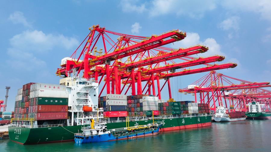 Vista del terminal container del porto di Rizhao, nella provincia orientale cinese dello Shandong. (22 agosto 2024 - Xinhua/Guo Xulei)