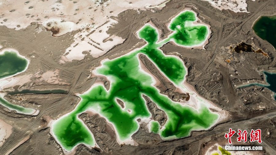 Qinghai: inebriante colore del lago di smeraldo di Dachaidan all'inizio dell'autunno