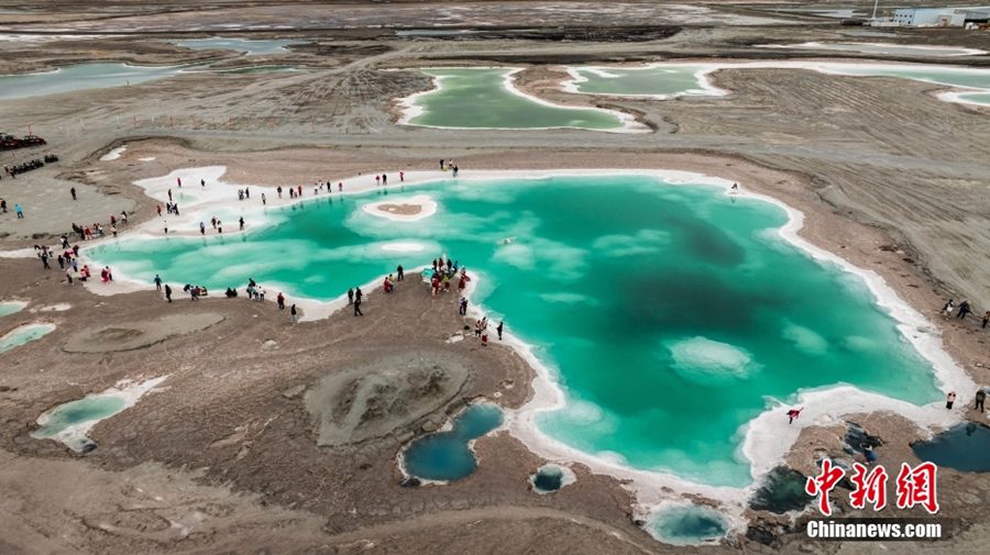 Qinghai: inebriante colore del lago di smeraldo di Dachaidan all'inizio dell'autunno