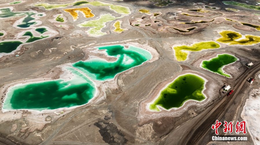 Qinghai: inebriante colore del lago di smeraldo di Dachaidan all'inizio dell'autunno