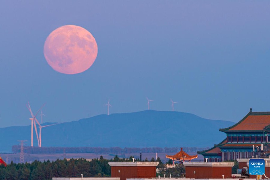 La luna piena brilla nella notte della Festa di metà autunno in Cina