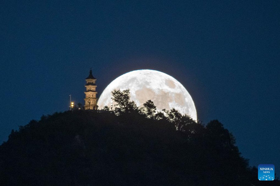 La luna piena brilla nella notte della Festa di metà autunno in Cina