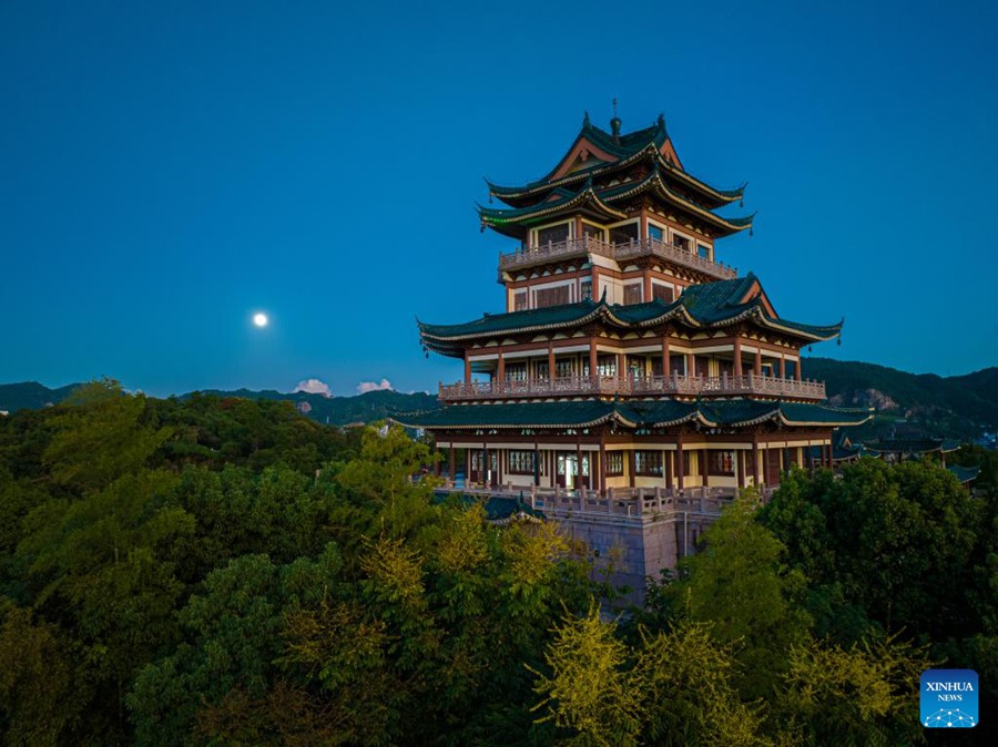 La luna piena brilla nella notte della Festa di metà autunno in Cina