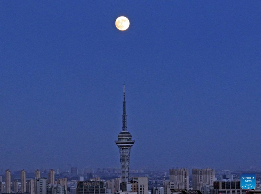 La luna piena brilla nella notte della Festa di metà autunno in Cina