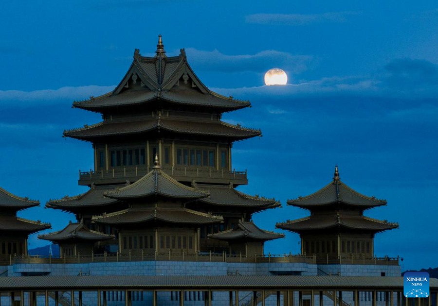 La luna piena brilla nella notte della Festa di metà autunno in Cina