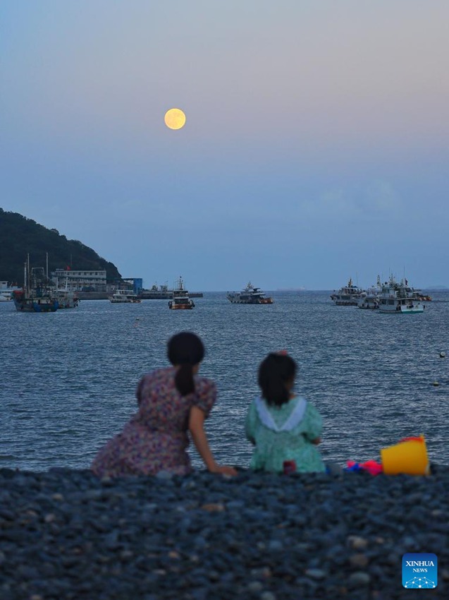 La luna piena brilla nella notte della Festa di metà autunno in Cina