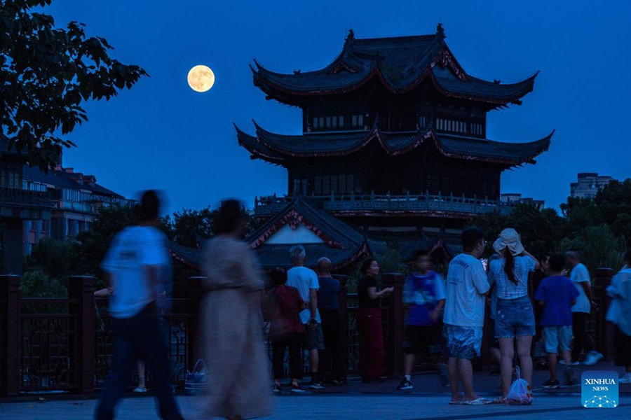 La luna piena brilla nella notte della Festa di metà autunno in Cina