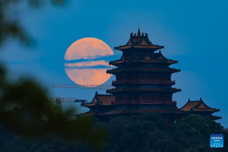 La luna piena brilla nella notte della Festa di metà autunno in Cina