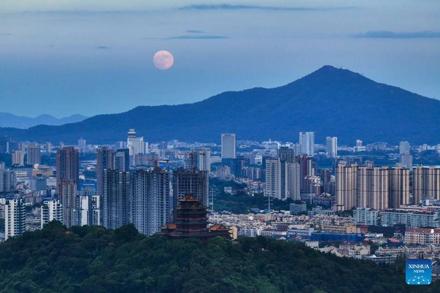 La luna piena brilla nella notte della Festa di metà autunno in Cina