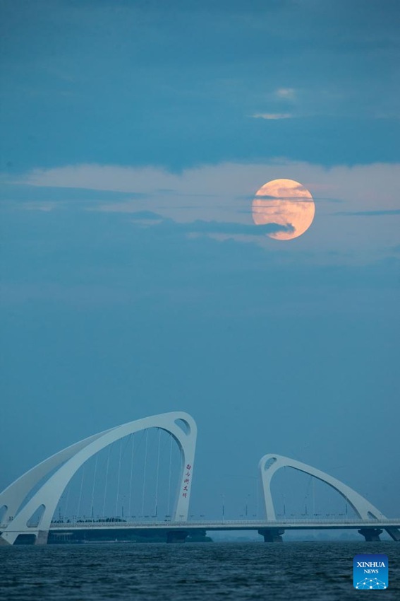 La luna piena brilla nella notte della Festa di metà autunno in Cina