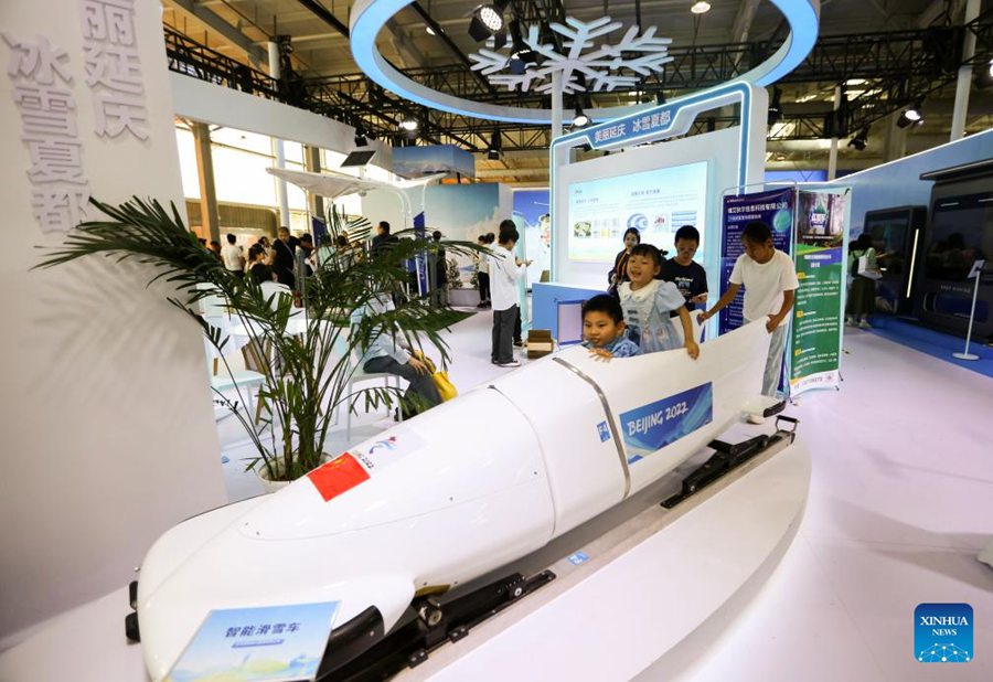 Bambini si divertono durante la CIFTIS del 2024 presso lo Shougang Park di Beijing, capitale della Cina. (16 settembre 2024 - Xinhua/Zou Guangping)