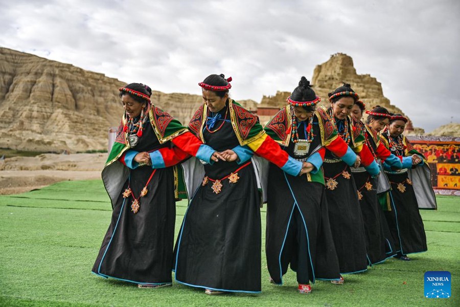 Residenti eseguono la danza Xuan nello Xizang