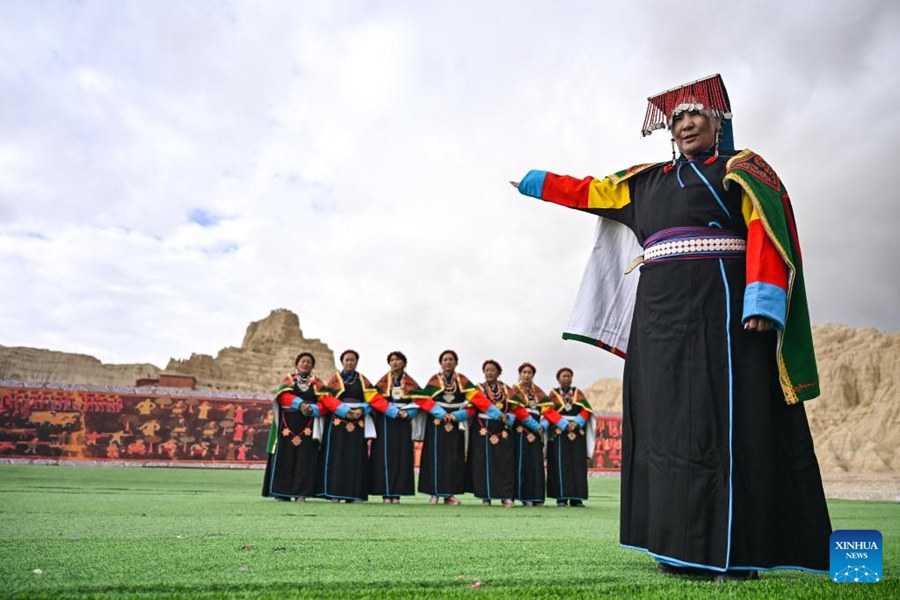 Residenti eseguono la danza Xuan nello Xizang