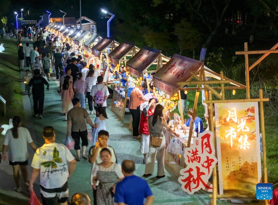 Aumento dei viaggi durante le vacanze della Festa di Metà Autunno in Cina