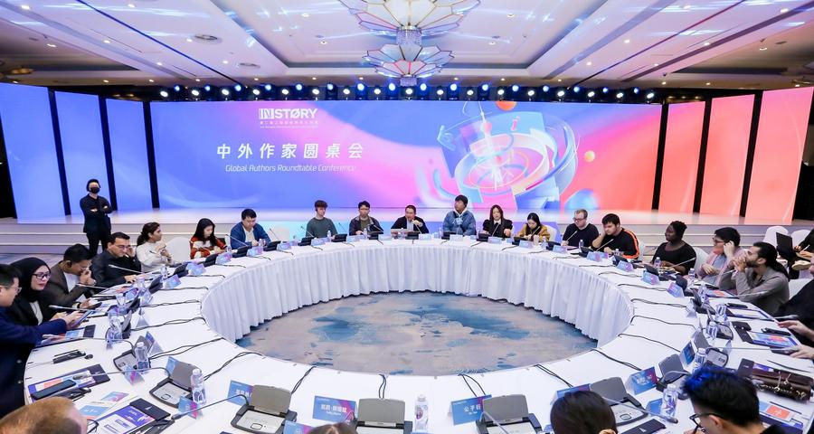 Scrittori partecipano alla conferenza Global Authors Roundtable della seconda Shanghai International Online Literature Week a Shanghai, nella Cina orientale. (6 dicembre 2023 - China Literature Limited/foto in gentile concessione a Xinhua)