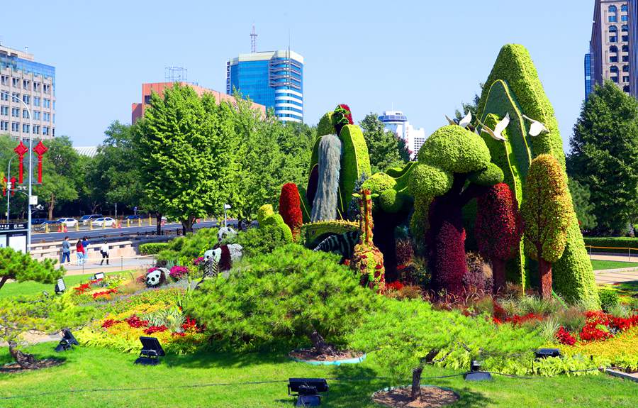 Decorazioni floreali adornano Beijng per la Festa Nazionale