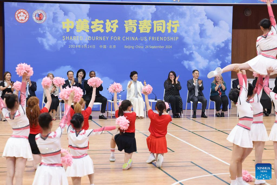 Peng Liyuan partecipa all'attività di scambio culturale e sportivo tra giovani di Cina e USA a Beijing